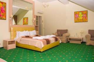 Отель Hotel and Restaurant Complex Lubokray Переяслав-Хмельницкий Люкс с кроватью размера «king-size»-1