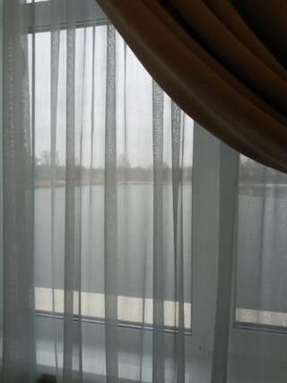 Отель Hotel and Restaurant Complex Lubokray Переяслав-Хмельницкий Номер с кроватью размера "king-size" и видом на озеро-3